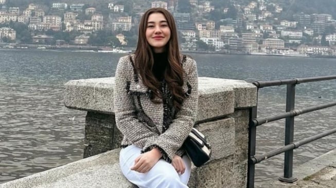 Intip Outfit Berkelas Aaliyah Massaid di Lake Como Italia, Harganya Tembus Puluhan Juta Rupiah!