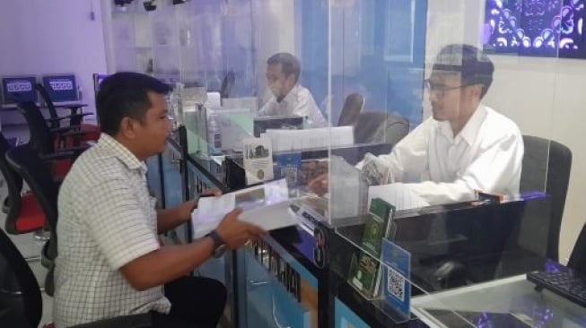 Herbert Marbun kuasa hukum para terdakwa WNA Iran pengedar sabu menyerahkan memori kasasi di Pengadilan Negeri Serang. [Audindra/BantenNews.co.id]