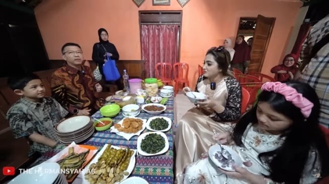 Momen Ashanty Hadiri Pernikahan Pengasuh Arsy (YouTube/The Hermansyah A6)