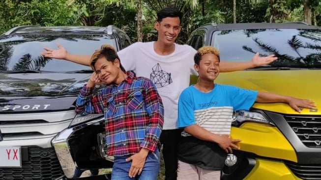 Rian Arifin bersama dua rekannya, Preman Kecil dan Preman Kampung. [Instagram]