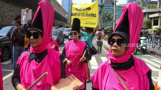 Sejumlah aktivis dari Koalisi Pilih Pulih melakukan aksi di sepanjang Jalan MH Thamrin, Jakarta, Rabu (7/2/2024). [Suara.com/Alfian Winanto]