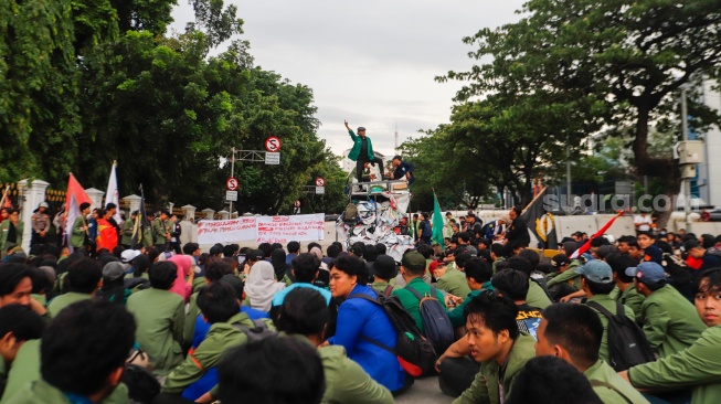 Sejumlah mahasiswa dari berbagai kampus saat menggelar aksi unjuk rasa di belakang Istana Negara, Jakarta, Rabu (7/2/2024). [Suara.com/Alfian Winanto]