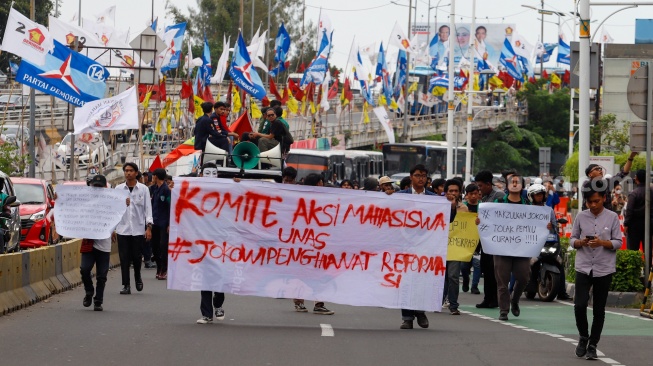 Sejumlah mahasiswa dari berbagai kampus melakukan aksi long march menuju Istana Negara saat menggelar unjuk rasa di Kawasan Grogol, Jakarta, Rabu (7/2/2024). [Suara.com/Alfian Winanto]