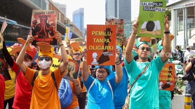 Sejumlah aktivis dari Koalisi Pilih Pulih melakukan aksi di sepanjang Jalan MH Thamrin, Jakarta, Rabu (7/2/2024). [Suara.com/Alfian Winanto]