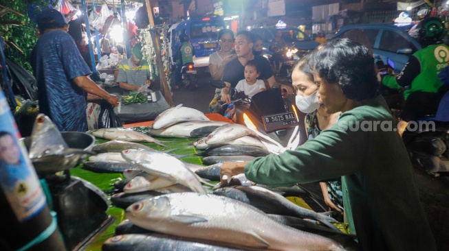 Warga membeli ikan Bandeng di kawasan Rawa Belong, Jakarta, Kamis (8/2/2024). [Suara.com/Alfian Winanto]