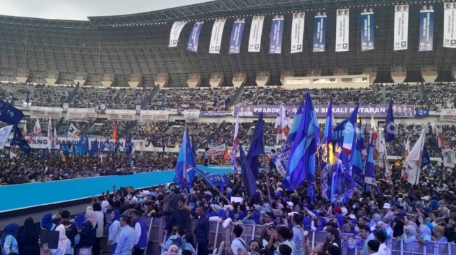 Berebut Suara di Jabar: Ratusan Ribu Simpatisan Prabowo-Gibran Sesaki Stadion GBLA [Suara.com/Rahman]