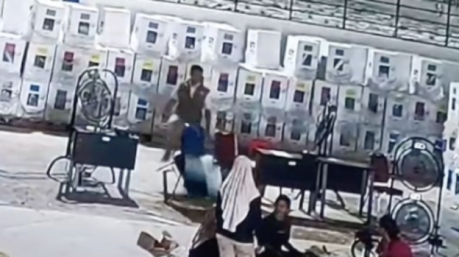 Viral Video Ketua KPU Batam Ngamuk Sampai Tendang Meja di Gudang Logistik Pemilu 2024