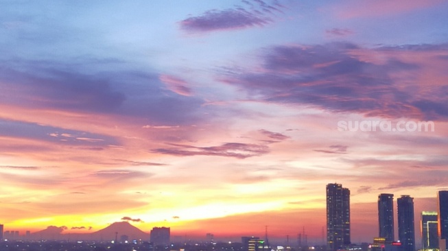 Suasana langit DKI Jakarta Barat tanpa awan lalu langit biru bertahan sampai petang. Diambil pada waktu jalan raya lengang sebab long weekend [Suara.com/CNR ukirsari]
