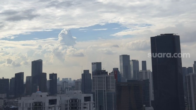 Langit Jakarta Biru, Angka Emisi Kendaraan Rendah Penyebabnya?