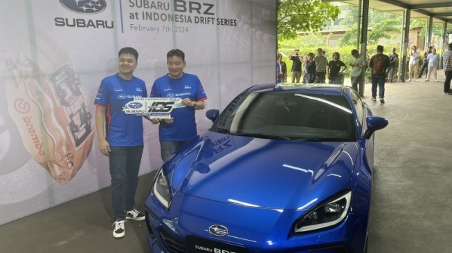 hief Executive Officer Subaru Indonesia Arie Christopher (kanan) bersama Marketing Communications Manager Subaru Indonesia Ismail Ashlan (kiri) berfoto di depan Subaru BRZ 2024 dalam temu media pengumuman dukungan Subaru Indonesia terhadap Indonesia Drift Series 2024 di Tangerang, Banten, Rabu (7/2) [ANTARA/Arindra Meodia].