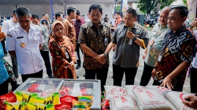 PJ Gubernur Jateng Gelar Pasar Murah di Karanganyar, Warga Serbu Beras Murah