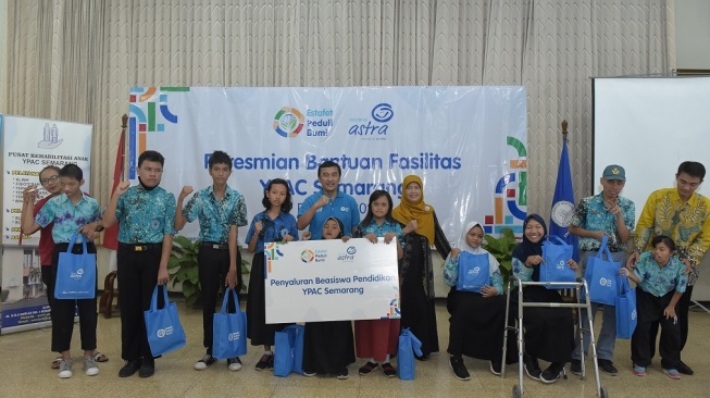 Asuransi Astra  memberikan beasiswa kepada sejumlah murid penyandang disabilitas. Kegiatan ini mendukung Astra 2030 Sustainability Aspirations terkait Diversity, Equity, and Inclusion (DEI), untuk meningkatkan inklusivitas para penyandang disabilitas di Indonesia agar mendapatkan kesempatan yang sama [Asuransi Astra].