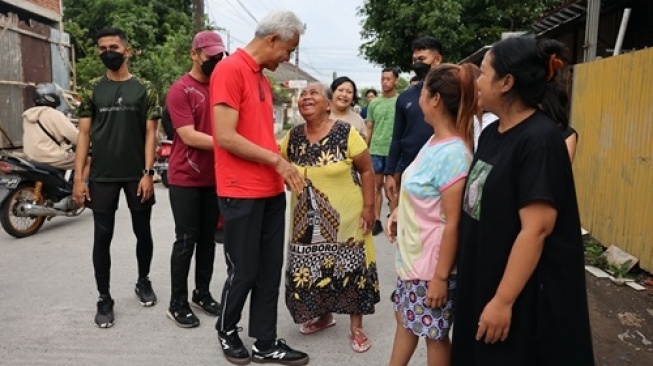 Ganjar Blusukan di Kampung Gibran: Diserbu Warga, Sarapan Bareng Petugas Kebersihan