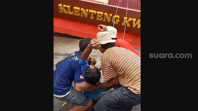 Atap Klenteng Kwan Kong Kota Makassar Ambruk, 2 Pekerja Dilarikan ke Rumah Sakit