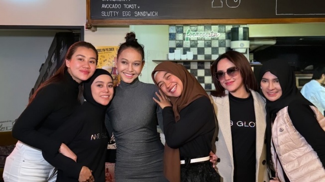 Liburan Bareng Lesti Kejora CS, Gelagat Ria Ricis Curi Perhatian Publik