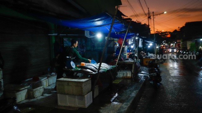 Warga membeli ikan Bandeng di kawasan Rawa Belong, Jakarta, Kamis (8/2/2024). [Suara.com/Alfian Winanto]