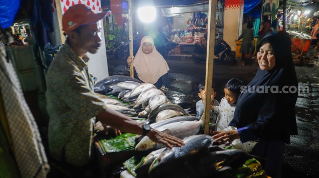 Warga membeli ikan Bandeng di kawasan Rawa Belong, Jakarta, Kamis (8/2/2024). [Suara.com/Alfian Winanto]