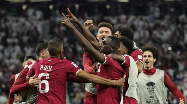 Penyerang Qatar Almoez Ali (tengah) merayakan bersama rekan satu timnya setelah mencetak gol ketiga timnya pada pertandingan sepak bola semifinal Piala Asia AFC Qatar 2023 antara Iran dan Qatar di Stadion al-Thumama di Doha pada 7 Februari 2024.Giuseppe CACACE / AFP