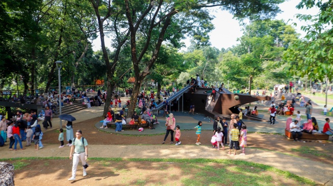 Warga saat berwisata di Tebet Eco Park, Jakarta Selatan, Kamis (8/2/2024). [Suara.com/Alfian Winanto]