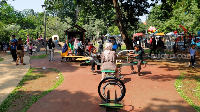 Warga saat berwisata di Tebet Eco Park, Jakarta Selatan, Kamis (8/2/2024). [Suara.com/Alfian Winanto]