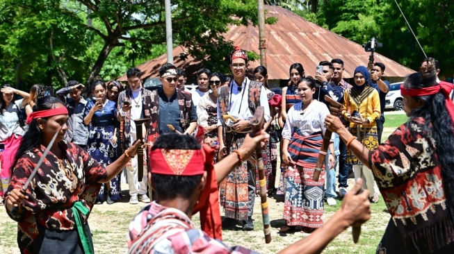 Alam Ganjar Singgung Akses Pembiayaan UMKM saat Sambangi Kampung Raja Praingu