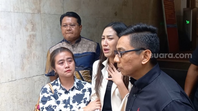 Tamara Tyasmara menangis saat tahu pacarnya sendiri, YA, pelaku pembunuhan terhadap Dante, di Polda Metro Jaya, Jumat (9/2/2024) [Suara.com/Tiara Rosana].