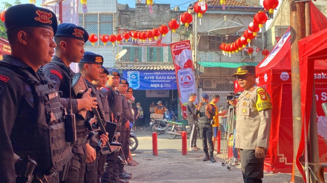 Polsek Metro Taman Sari bersama tim Subden Jibom Detasemen Gegana Polda Metro Jaya melakukan sterilisasi dua vihara di Jakarta Barat, dalam persiapan menyambut Tahun Baru Imlek 2575, Jumat (9/2/2024). (Ist)