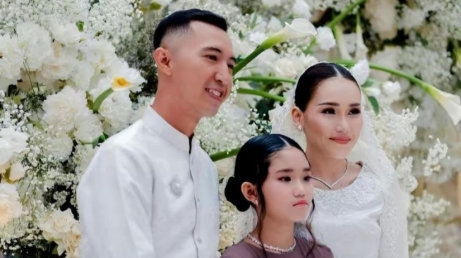 Potret Ayu Ting Ting, Bilqis Khumairah Razak, dan Muhammad Fardana. Warganet soroti wajah cemberut cucu Abdul Razak dan Umi Kalsum (TikTok)