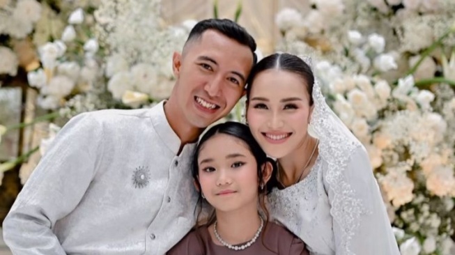 Potret Ayu Ting Ting dan Muhammad Fardana  (Instagram/mom_ayting92_)