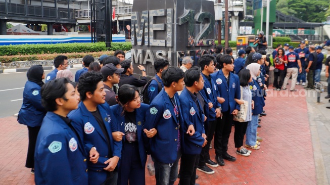 Mahasiswa Universitas Trisakti melakukan aksi saat acara Trisakti Bergerak di Tugu Reformasi 12 Mei, Jakarta, Jumat (9/2/2024). [Suara.com/Alfian Winanto]