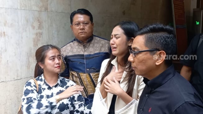 Tamara Tyasmara menangis saat mengetahui pacarnya, YA, adalah pelaku pembunuhan Dante, di Polda Metro Jaya, Jumat (9/2/2024) [Pahami.id/Tiara Rosana].