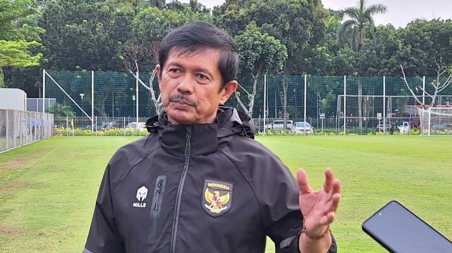 Pelatih Timnas Indonesia U-20 Indra Sjafri saat ditemui usai memimpin latihan. (Suara.com/Adie Prasetyo Nugraha).