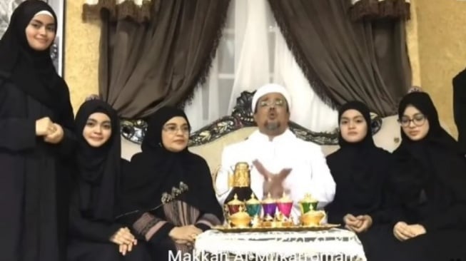 Keluarga Rizieq Shihab. (YouTube/Abu Nawas).