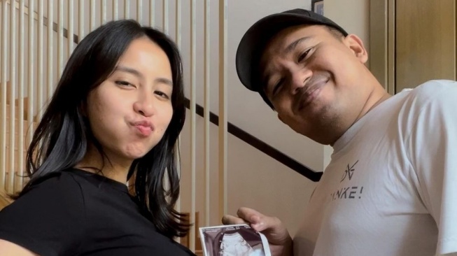 Joshua Suherman dan Clairine Clay mengumumkan kehamilan anak pertama mereka di Instagram.