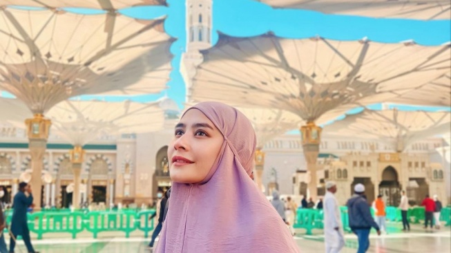 Potret Cantik Prilly Latuconsina Tampil Berhijab dan Bare Face saat Umrah, Sukses Bikin Pangling