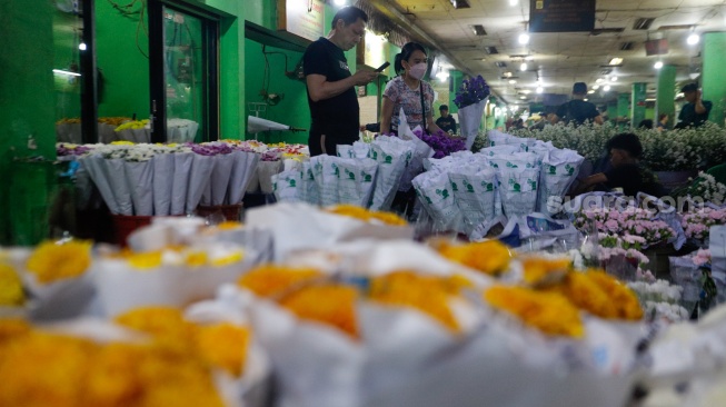 Pengunjung memilih bunga di Pasar Bunga Rawa Belong, Jakarta, Jumat (9/2/2024). [Suara.com/Alfian Winanto]