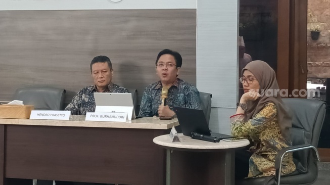 Founder dan Peneliti Utama Indikator Politik Indonesia Burhanuddin Muhtadi saat memaparkan hasil survei terbarunya di Kantor Indikator, Jakarta Pusat, Jumat (9/2/2024). (Suara.com/Dea)