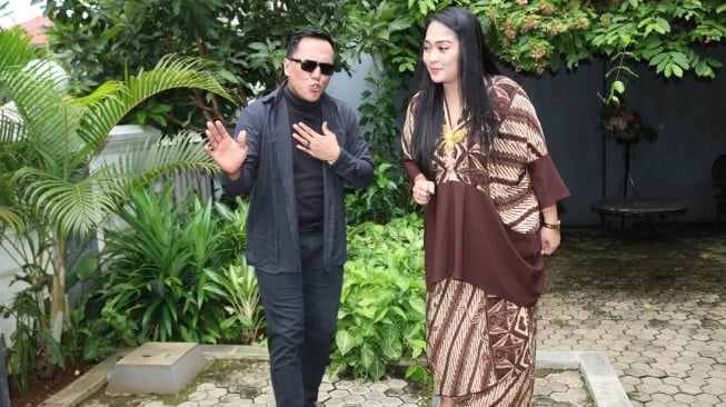 Duet Bagus Dewantoro dan Diah Nungky membawakan lagu "Berat Diongkos". [NGP]