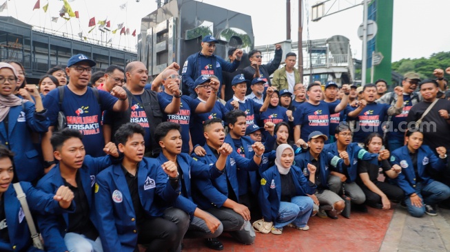 Sivitas akademika Universitas Trisakti melakukan aksi saat acara Trisakti Bergerak di Tugu Reformasi 12 Mei, Jakarta, Jumat (9/2/2024). [Suara.com/Alfian Winanto]