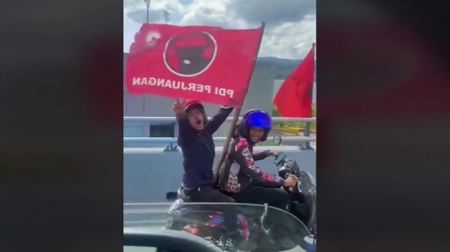 Viral Pengendara Pamer Bawa Bendera PDIP di Jalanan, Teriakannya justru  Bikin Gagal Fokus