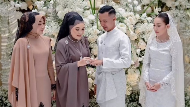 Portrait of Ayu Ting Ting and Muhammad Fardana's proposal.  (Instagram/mom_ayting92_)