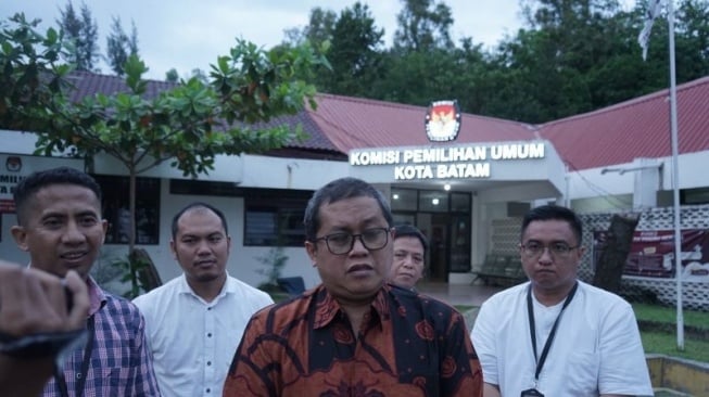 Ketua KPU Batam Ngamuk Tendang Meja dan Marahi Petugas di Gudang Logistik, Ini Klarifikasinya