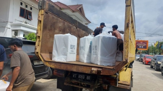 Dimulai Hari Ini, 28 Truk Kirim Logistik Pemilu ke 7 Kecamatan di Kukar