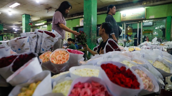 Pengunjung memilih bunga di Pasar Bunga Rawa Belong, Jakarta, Jumat (9/2/2024). [Suara.com/Alfian Winanto]