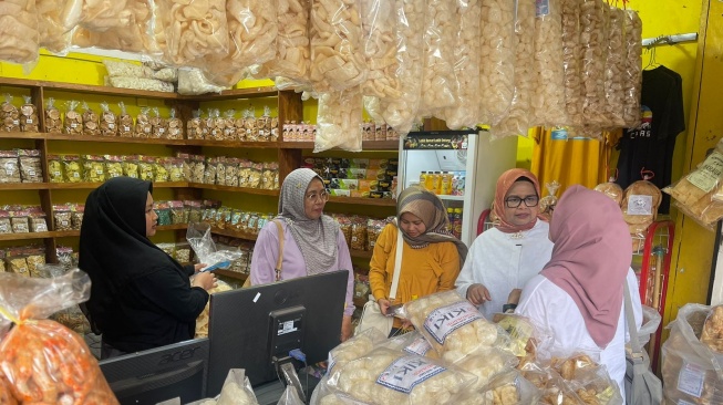 Kunjungi Sentra Kulit Sukaregang, Fery Farhati Belanja Produk Lokal Khas Garut