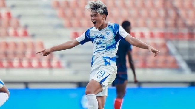 Alfeandra Dewangga usai mencetak gol ke gawang Arema FC pada pekan ke-24 BRI Liga 1 Musim 2023/2024. (Instagram/psisfcofficial)