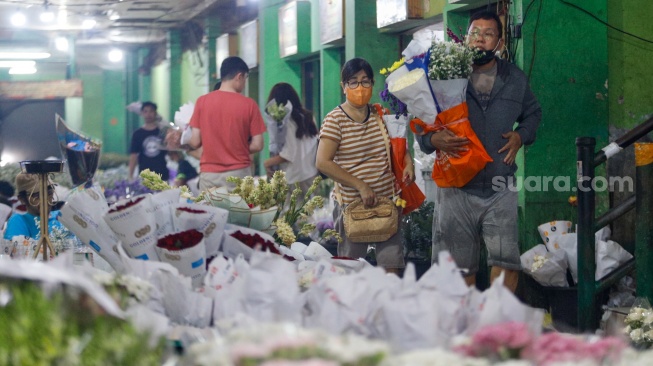 Pengunjung memilih bunga di Pasar Bunga Rawa Belong, Jakarta, Jumat (9/2/2024). [Suara.com/Alfian Winanto]