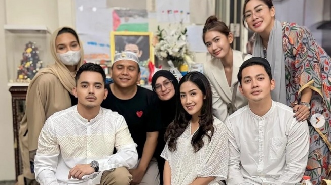 Beredar foto Tamara Tyasmara bersama rekannya sesama artis. Dalam foto tersebut Tamara tersenyu seolah-olah tak terjadi apa-apa dan hal ini membuat warganet heran. [Instargam @lambe__danu]