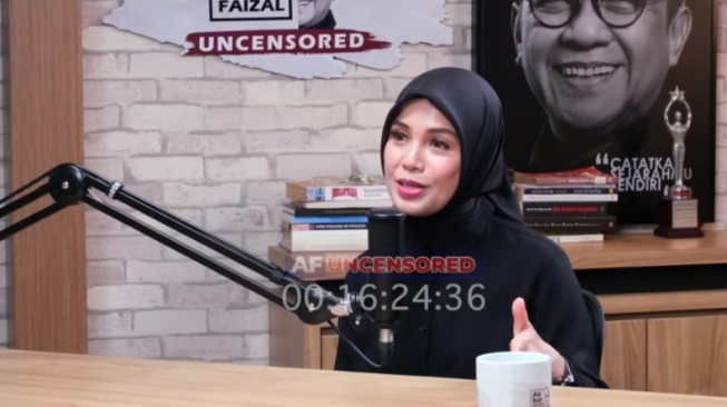 Siti Atikoh istri Ganjar Pranowo pada waktu podcast pada Akbar Faizal Uncensored. [Akbar Faizal Uncensored/YouTube]