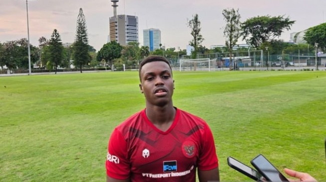 Pemain bertahan Meshaal Osman seusai menjalani latihan timnas Indonesia U-20 yang berlangsung di Lapangan A, Komplek Stadion Gelora Bung Karno, Jumat (09/02/2024). (ANTARA/FAJAR SATRIYO)